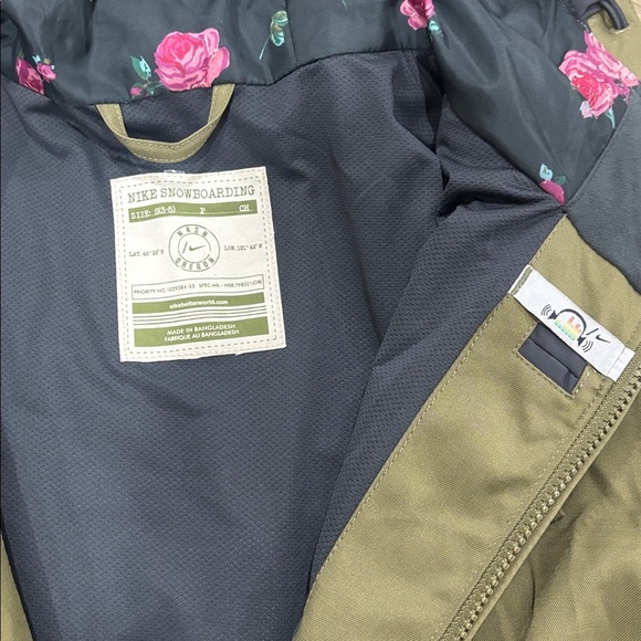 Nike Women's snowboarding Jacket in Olive size small - Picture 9 of 13
